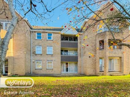 Spacious 2 Bedroom, Top-Floor Apartment Near the Town Centre