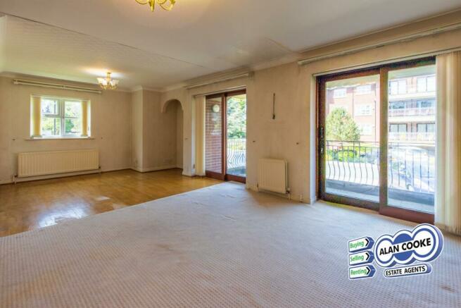 SPACIOUS OPEN PLAN LIVING & DINING ROOM