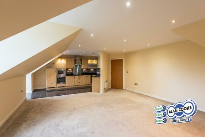 SPACIOUS OPEN PLAN LOUNGE & KITCHEN