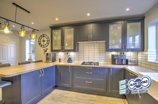 FITTED KITCHEN