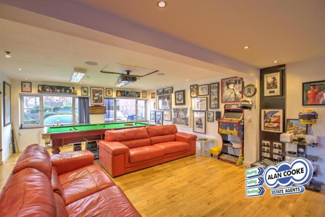 SPACIOUS FAMILY ROOM