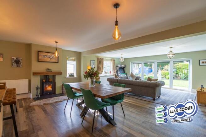 OPEN PLAN DINING/LIVING ROOM