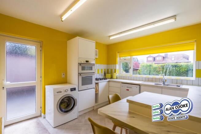 FITTED KITCHEN