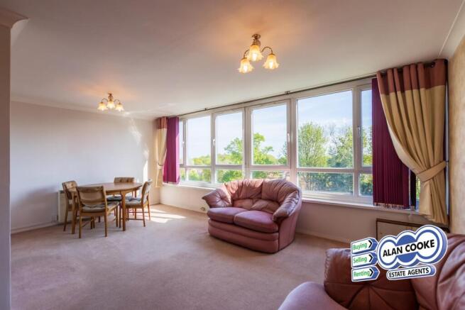 L-SHAPED LIVING/DINING ROOM