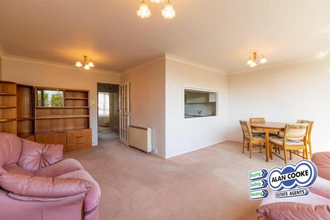 L-SHAPED LIVING/DINING ROOM
