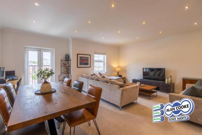 OPEN PLAN LOUNGE/DINING