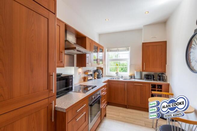 FITTED BREAKFAST KITCHEN