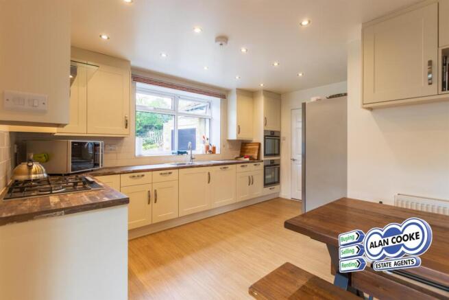 FULLY FITTED DELUXE KITCHEN