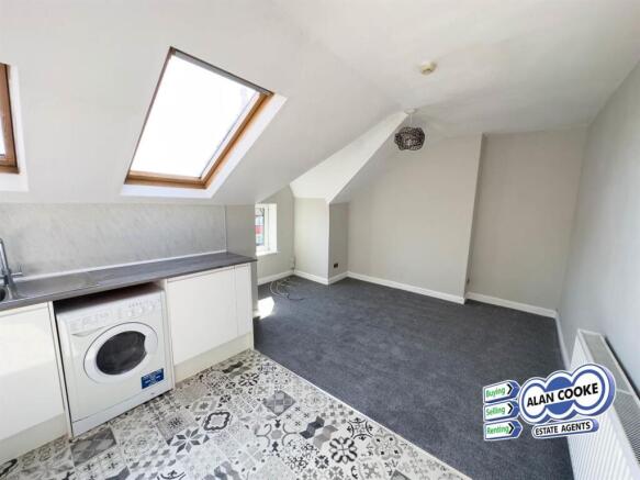 OPEN PLAN LOUNGE/FITTED KITCHEN