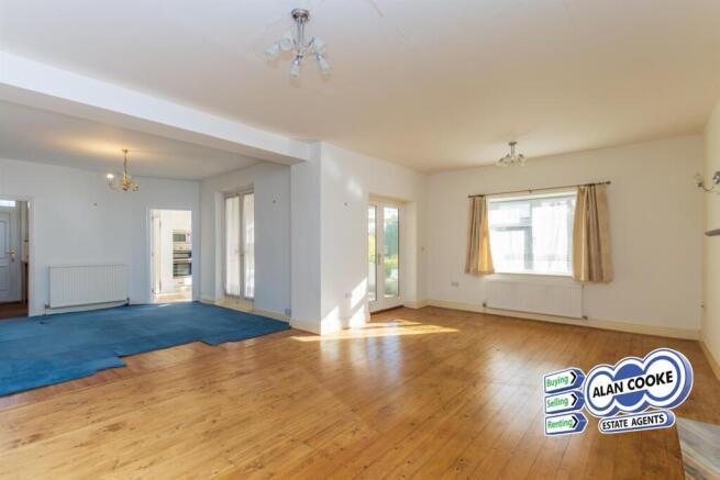 OPEN PLAN DINING ROOM & LIVING ROOM