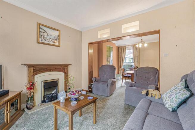 Lounge/dining room .jpg
