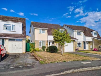 Ideal detached family home in rarely available cul-de-sac.