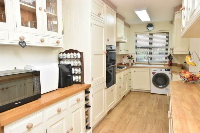 KITCHEN/DINING ROOM