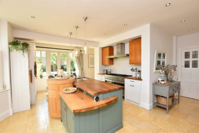 KITCHEN/BREAKFAST ROOM