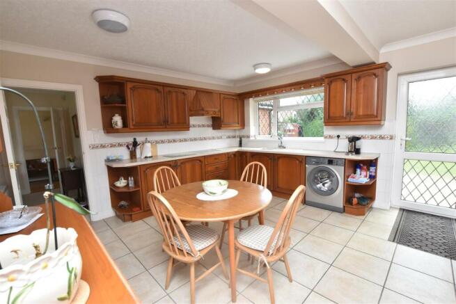 KITCHEN/BREAKFAST ROOM