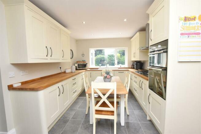 KITCHEN/BREAKFAST ROOM