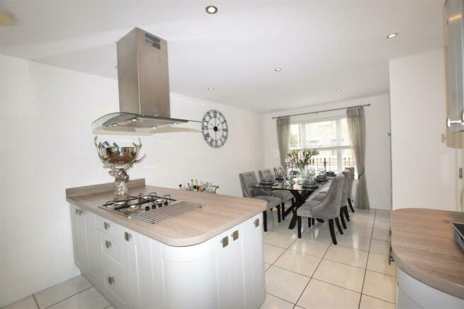 KITCHEN/DINING ROOM