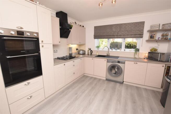 FITTED KITCHEN