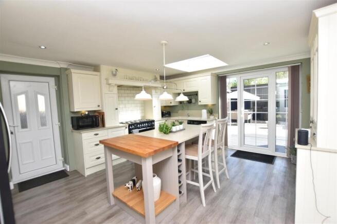 KITCHEN/BREAKFAST ROOM