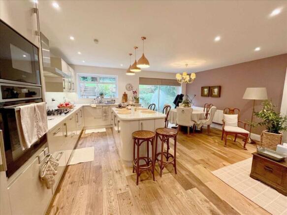 KITCHEN/DINING