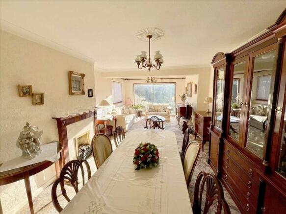 LOUNGE/DINING ROOM