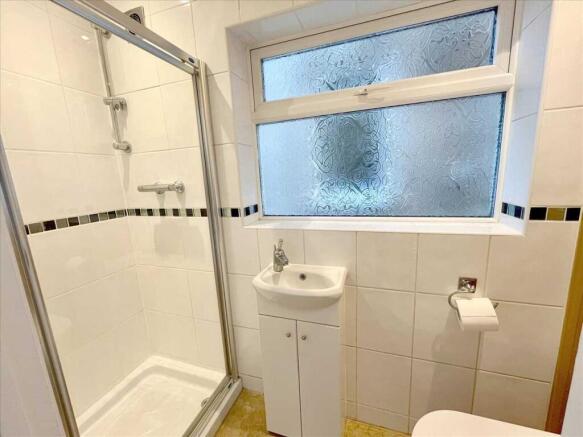 GUEST SHOWER ROOM/WC