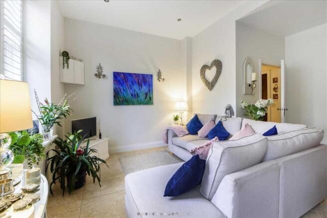 LOUNGE/DINING ROOM