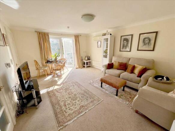 LOUNGE/DINING ROOM