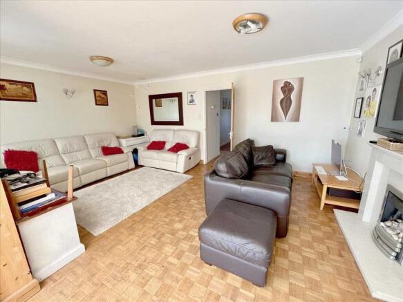 LOUNGE/DINING ROOM