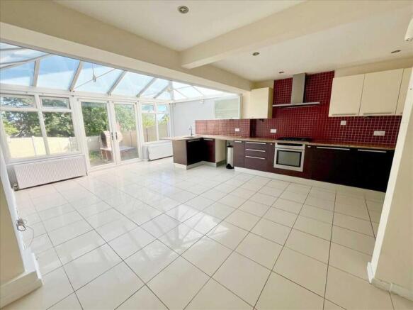 KITCHEN/BREAKFAST