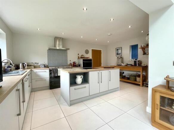 KITCHEN/BREAKFAST/DINING ROOM