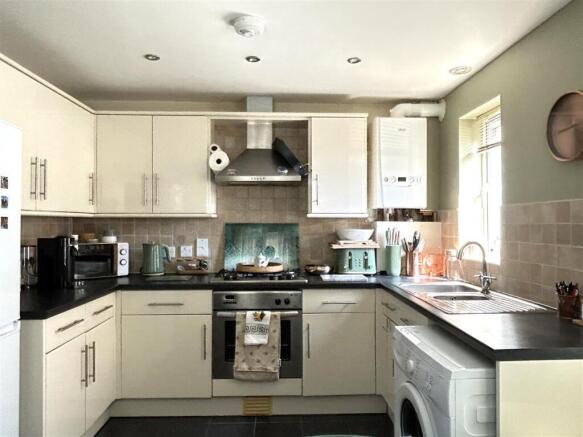 KITCHEN/DINING AREA
