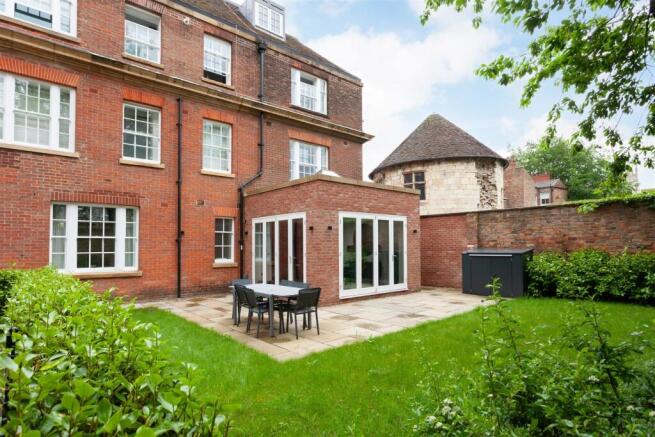 Ground Floor Apt with Garden