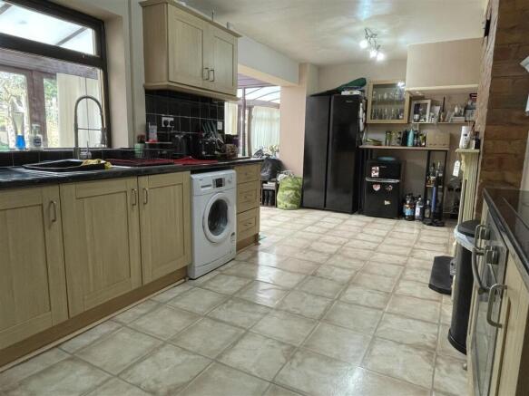 LARGE L-SHAPED KITCHEN