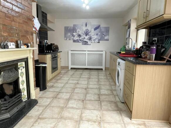 LARGE L-SHAPED KITCHEN