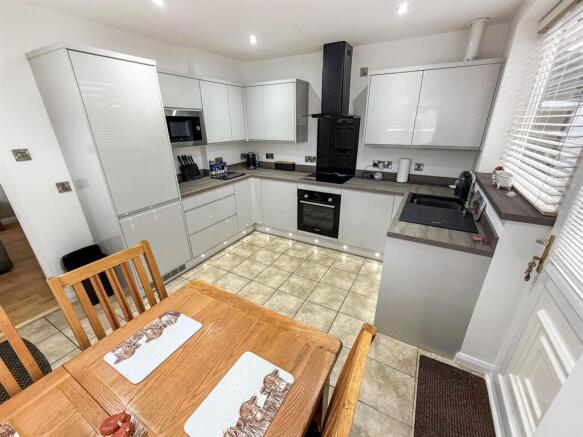 Kitchen/ Dining Room