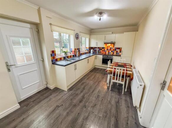 Kitchen/ Dining Room