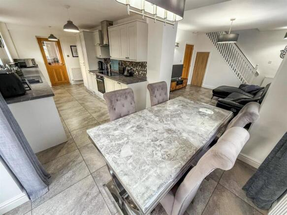 Kitchen/ Dining Room