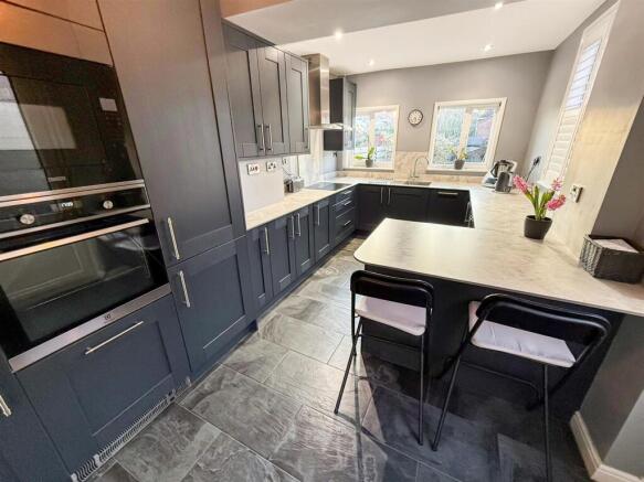 Kitchen/ Breakfast Room