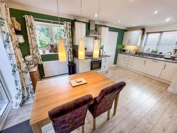 Kitchen/ Dining Room