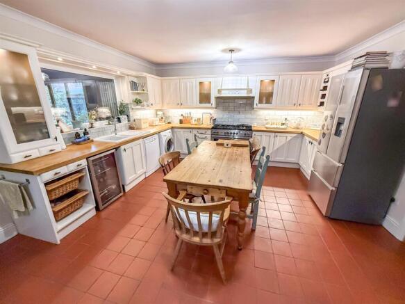 Kitchen/ Dining Room