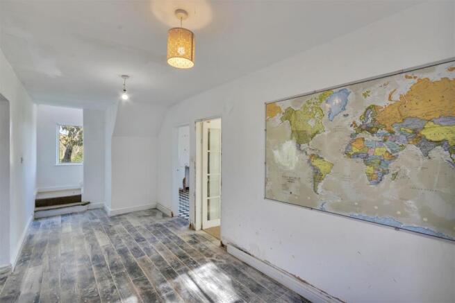 ENTRANCE HALL / DINING AREA