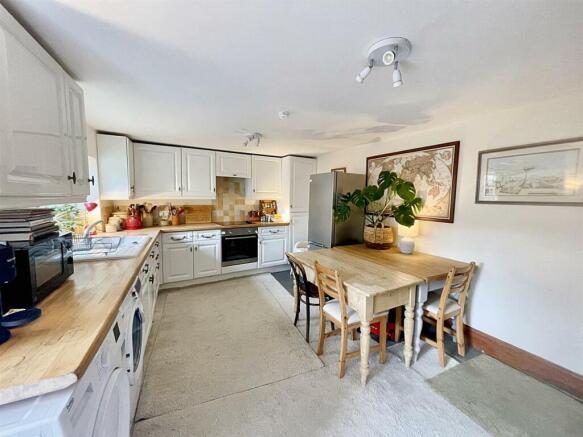 Kitchen 2.jpg