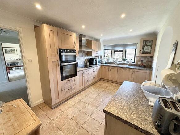 Kitchen 2.jpg