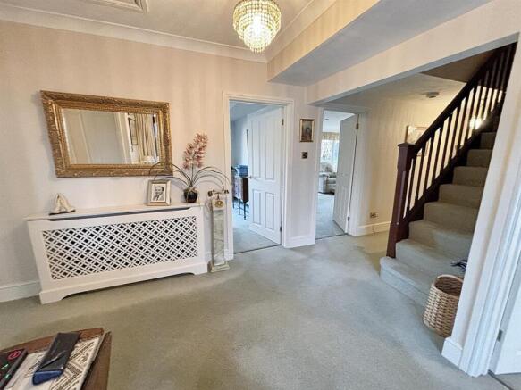 Entrance hall 2.jpg