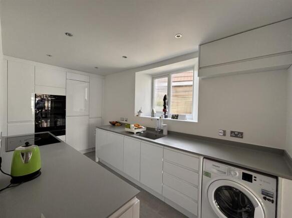 Kitchen 2.jpg
