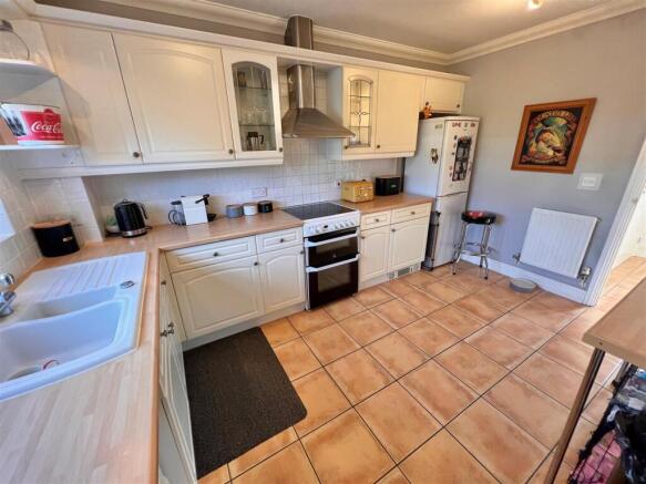 Kitchen 2.jpg