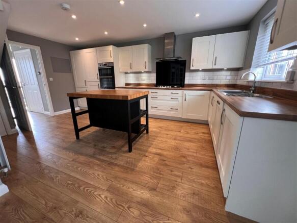 Kitchen b.jpg