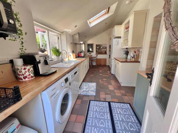 Kitchen 1.jpg