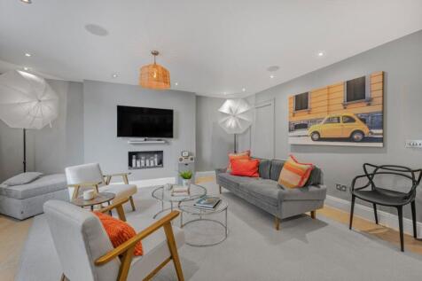 Wellington Street,
Aldwych, WC2E